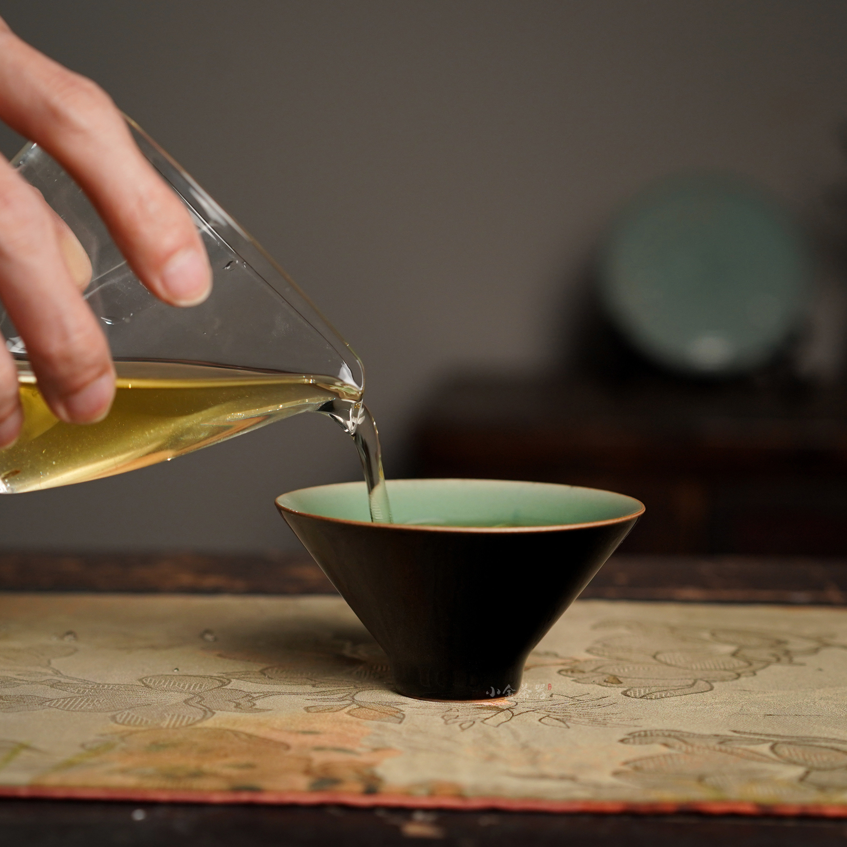 龙泉黑金釉梅子斗笠杯龙泉青瓷高茶杯