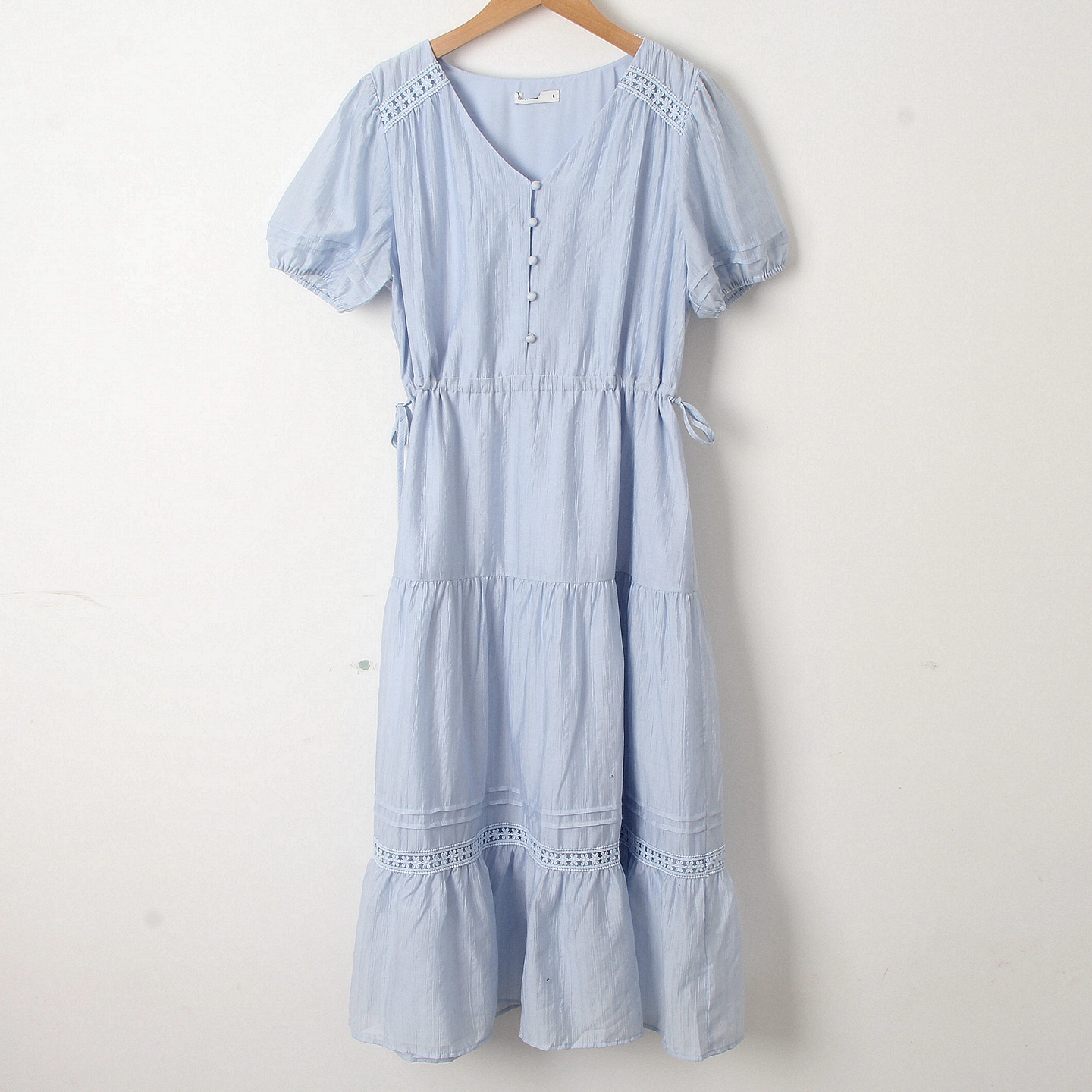 热系列品牌尾货女25夏季新海盐系法式度假风V领浅蓝色收腰连衣裙