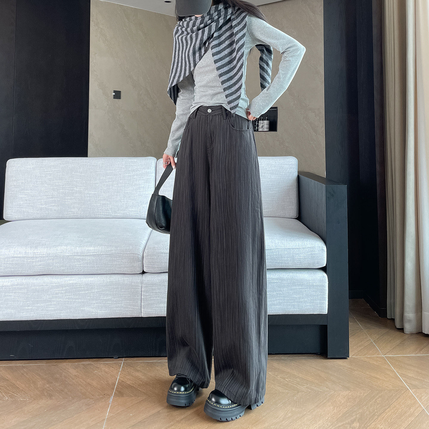 竖条纹肌理阔腿弯刀牛仔裤女学生春秋新款高腰显瘦遮胯休闲直筒裤