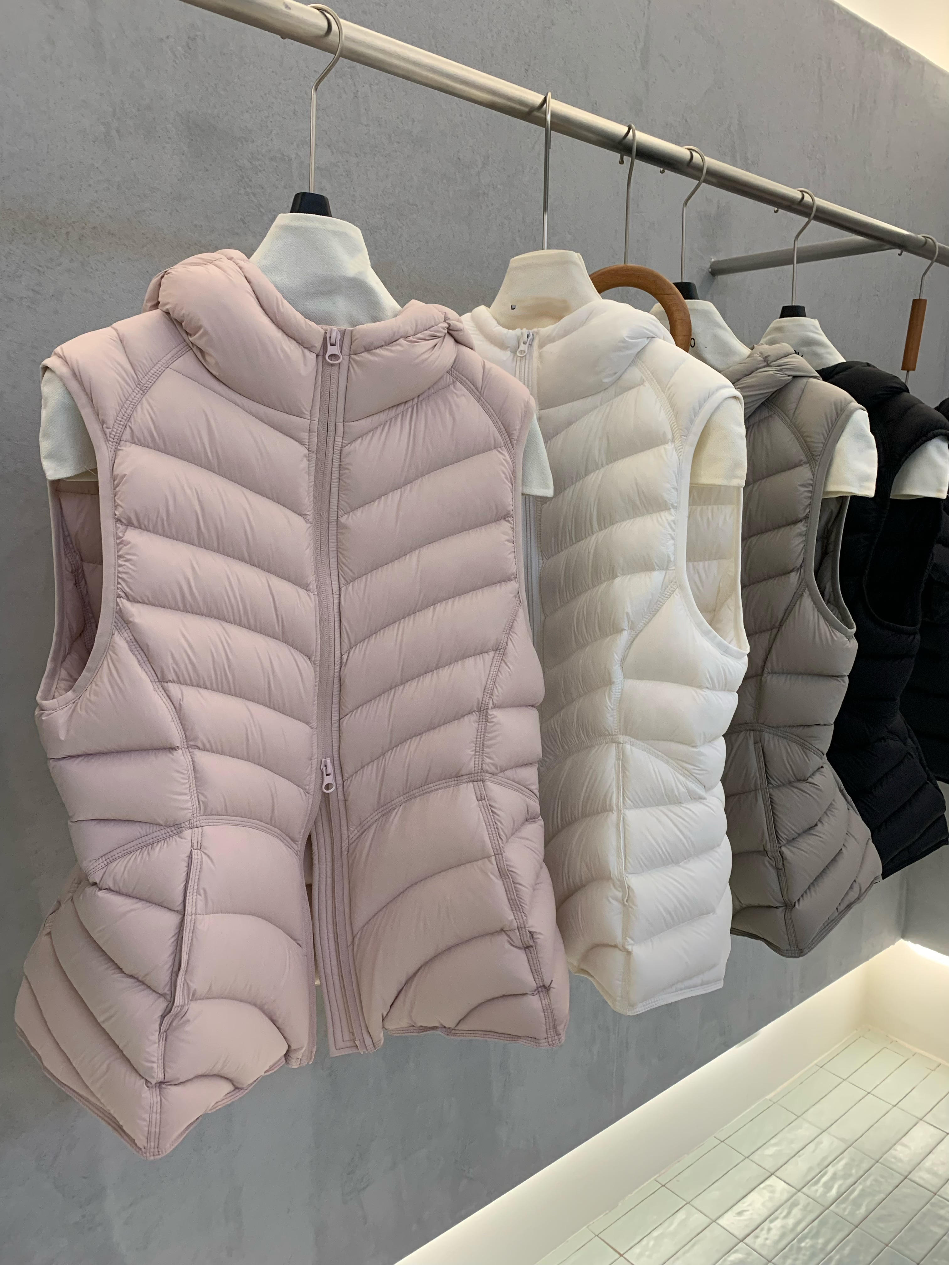 收腰连帽排骨羽绒马甲女2026冬季新款高品质90白鸭绒显瘦薄款背心