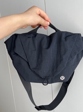 加拿大Lululemon Curved Crossbody Bag 3L磁吸可放水杯斜挎胸包