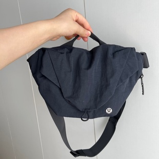 加拿大Lululemon Curved Crossbody Bag 3L磁吸可放水杯斜挎胸包