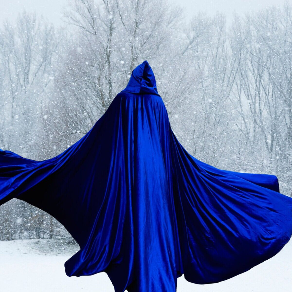 欧美复古宝蓝色长拖尾丝绒斗篷雪景拍摄大帽子披肩欧美中世纪披风