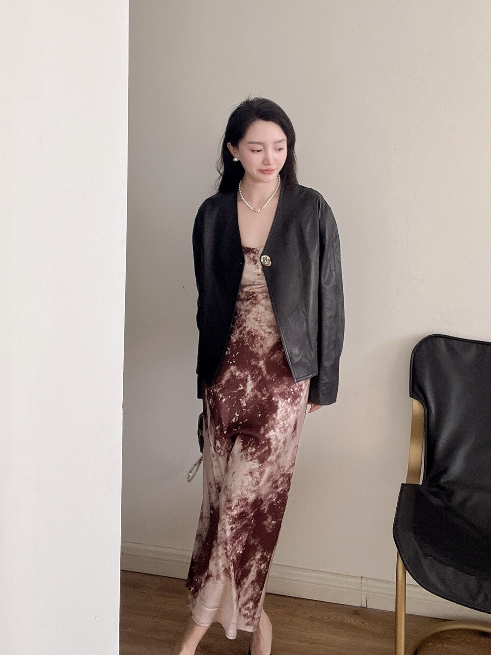 VIVISHOP2023春款定制款简约一粒扣设计感小羊皮黑色皮衣外套女