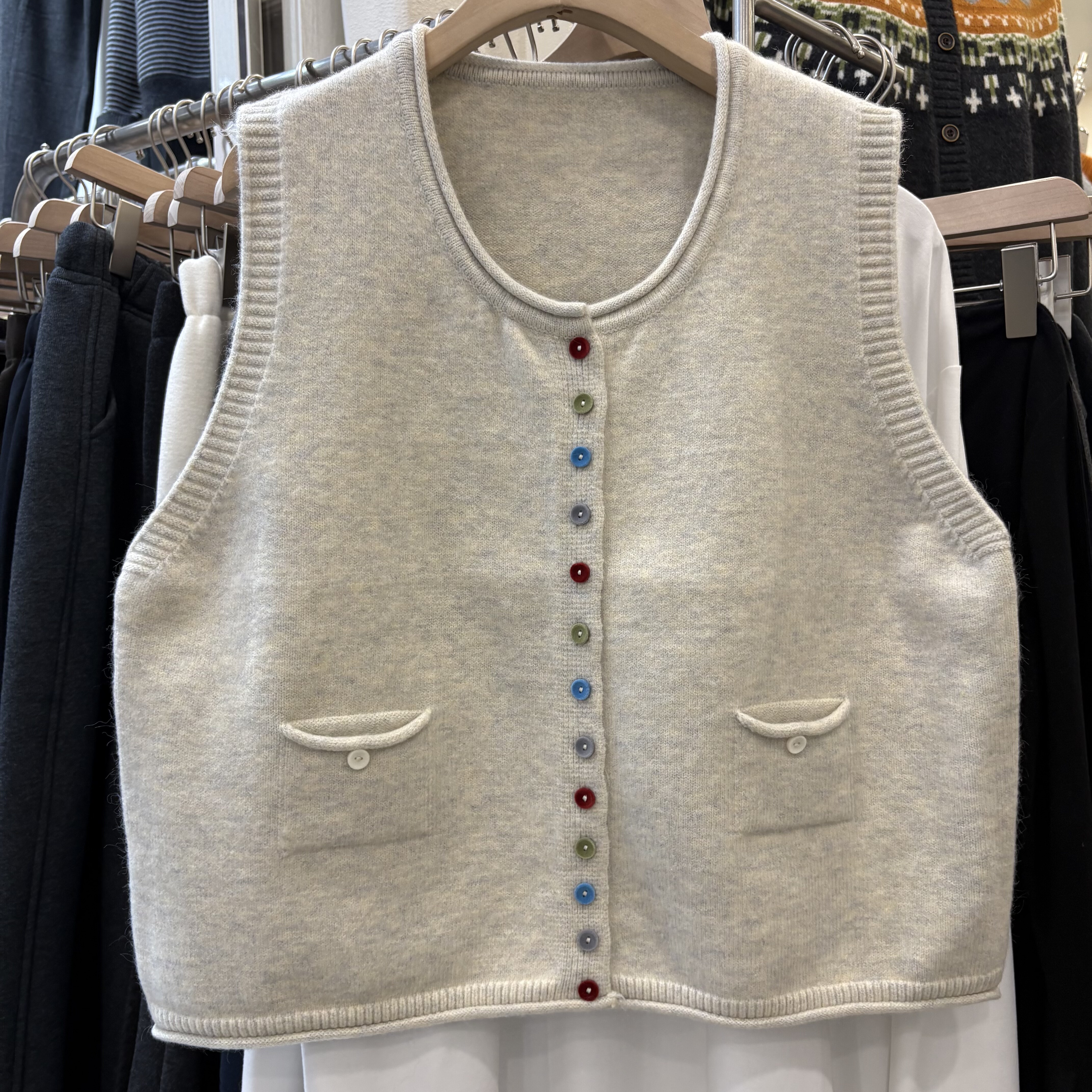 郑吉源日系复古彩扣双口袋针织马甲开衫女百搭无袖坎肩毛衣背心冬