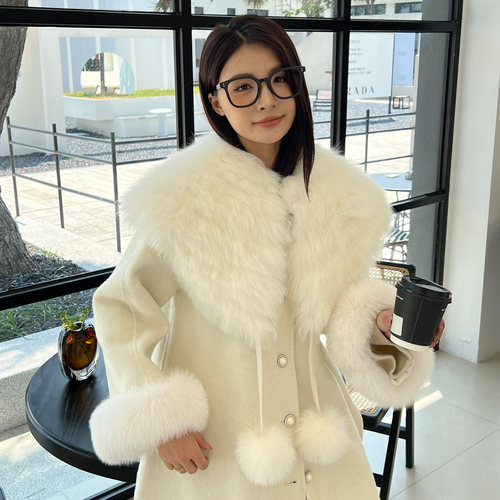 薇儿卡皮草秋冬新品羊绒大衣外套米白真皮狐狸毛球大毛毛领披肩