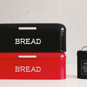 装什么的箱子。复古风收纳盒有盖烘焙面包箱铁皮零食翻盖收纳箱