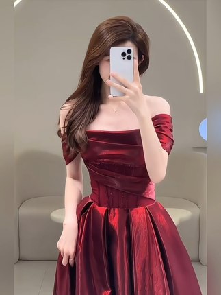 敬酒服新娘2025新款一字肩酒红色结婚法式长款订婚礼服女缎面小众