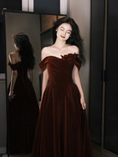 新娘敬酒服高级感酒红色丝绒2025新款 一字肩高端小众订婚宴会礼服