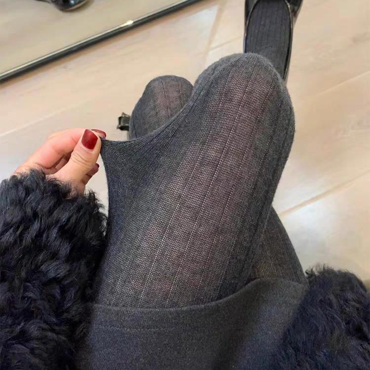 miu里miu气的透黑连裤袜找到啦！宽竖纹好显腿细~微透感又纯又欲~