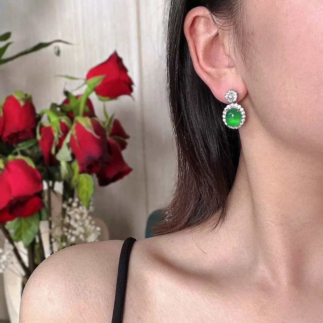 天然翡翠耳钉女冰种翠绿色阳蛋面满钻高级宝石耳坠纯银礼物送老婆