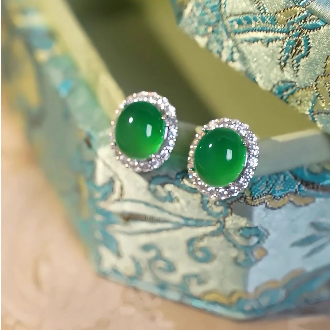 天然缅甸翡翠A货冰种满绿蛋面耳钉女款玉石耳饰送女礼物翡翠珠宝