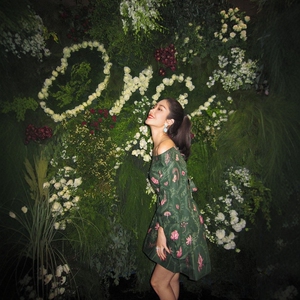 杨采钰同款亚麻腰果印花钉珠绣花露肩露背泡泡袖上衣+高腰半身裙