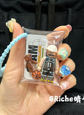 库里詹姆斯球星人仔挂件背包