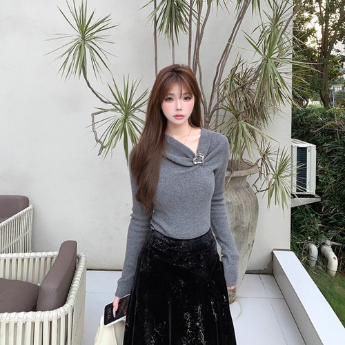 臻奢轻暖羊绒羊毛立体肌理 斜领抽褶金属装饰修身针织衫