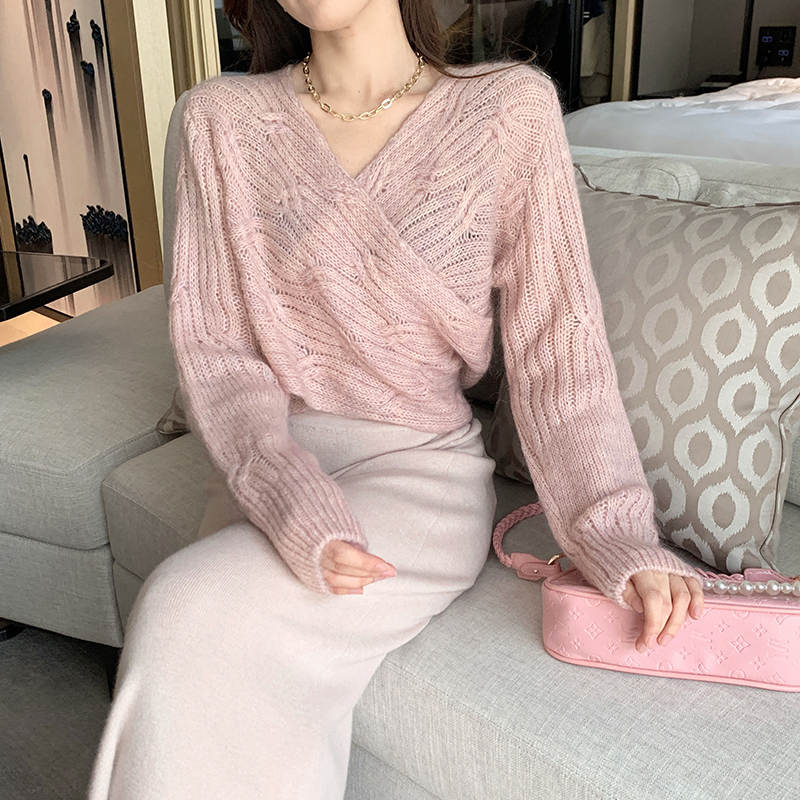 慵懒风V领交叉马海毛毛衣