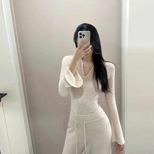 【欲欲微透】软糯感v领喇叭袖打底衫女修身显瘦针织上衣