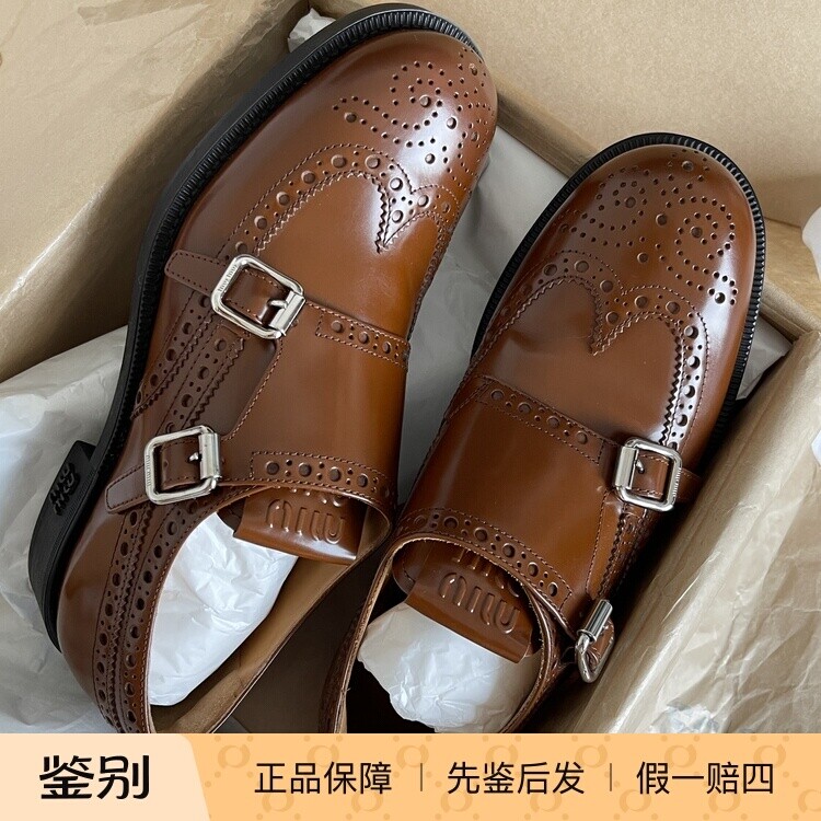 【 现货折扣 】miu miu 联名款雕花皮鞋