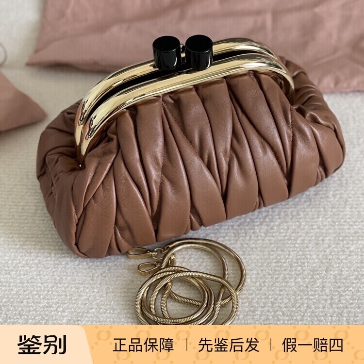 【 现货折扣】miu miu 云朵蛙口包 斜挎包