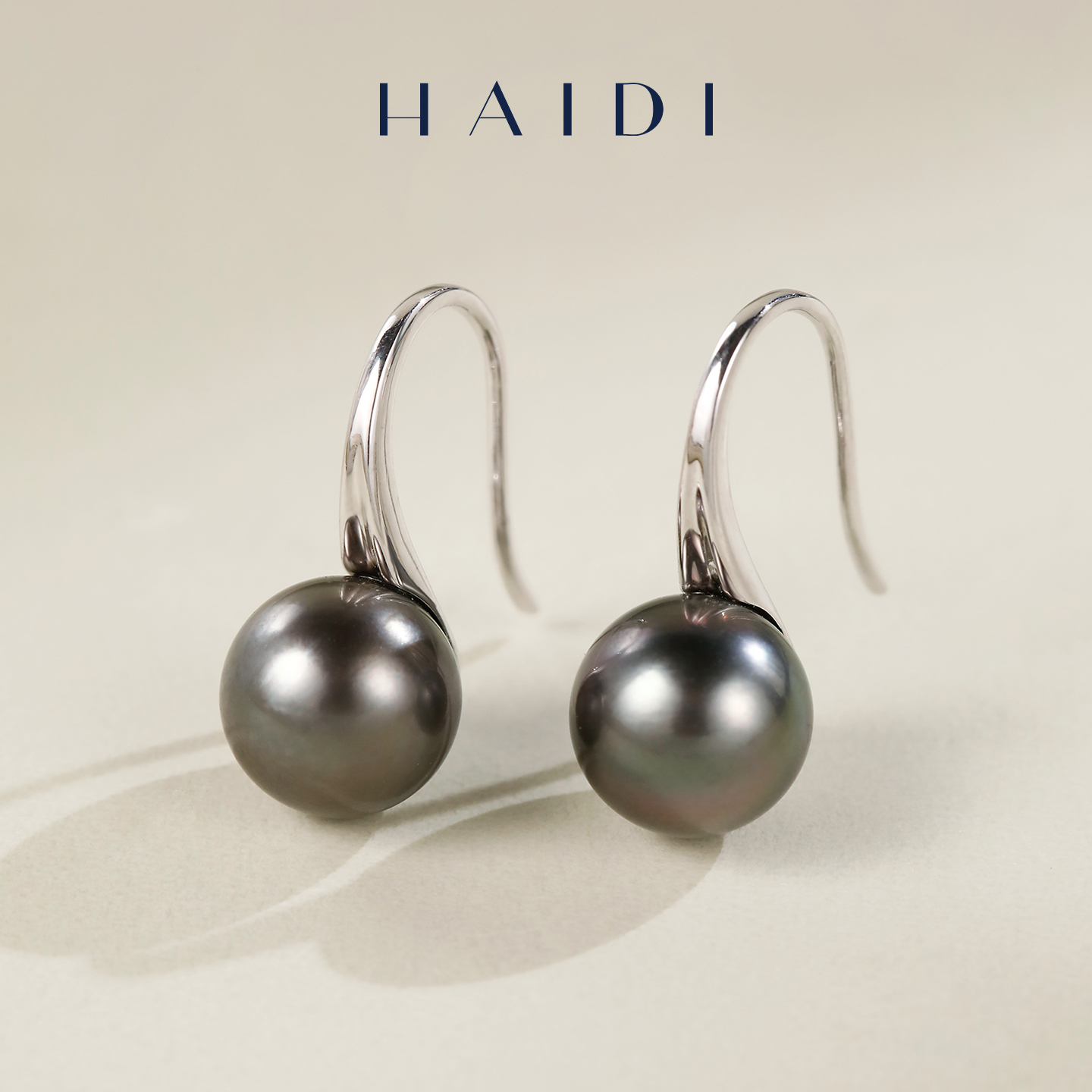 海蒂珠宝【双十二新品】耀华 8-9mm深海大溪地黑珍珠耳钩 PT900