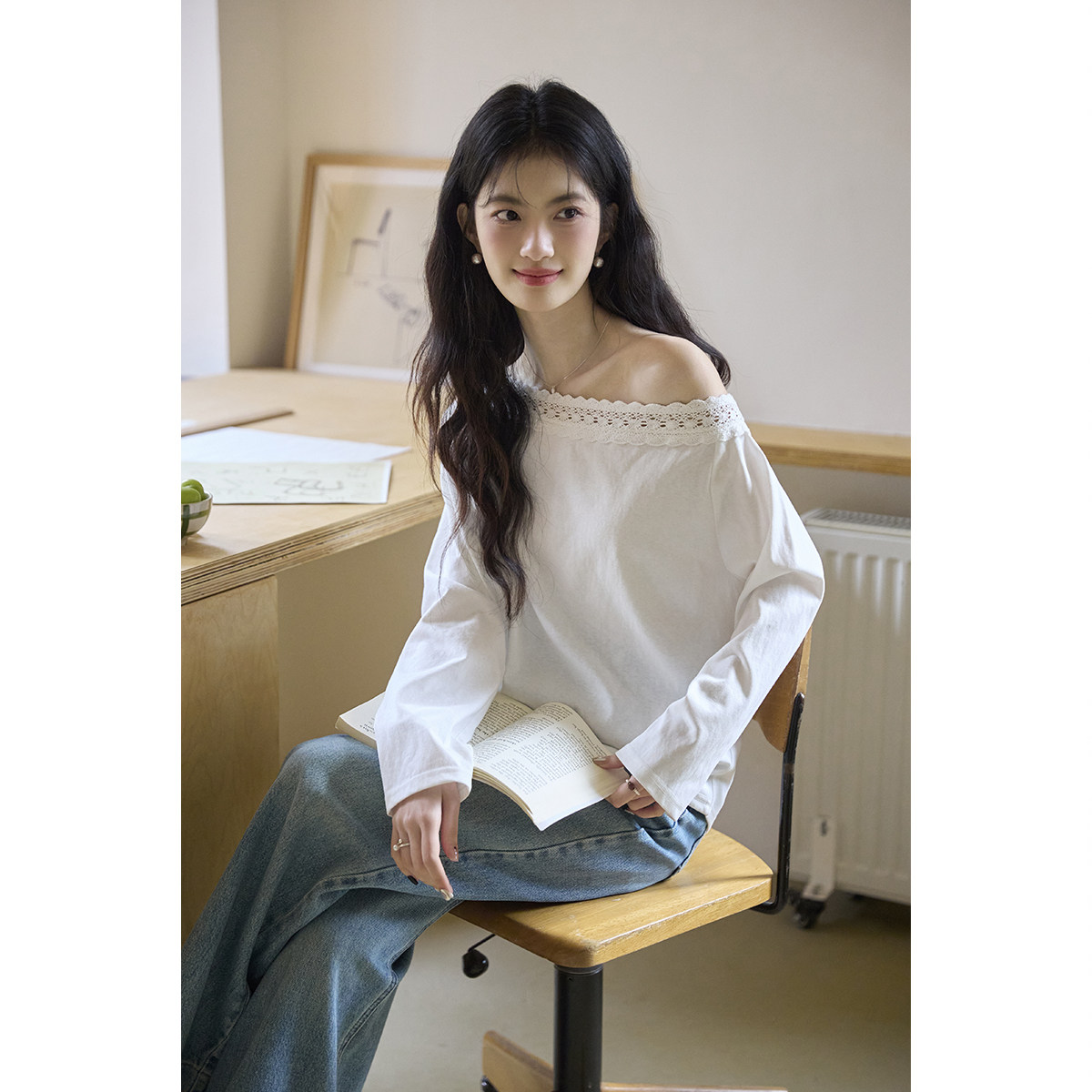 弥古白色长袖斜肩t恤法式蕾丝露肩春季打底衫女2026新款宽松上衣