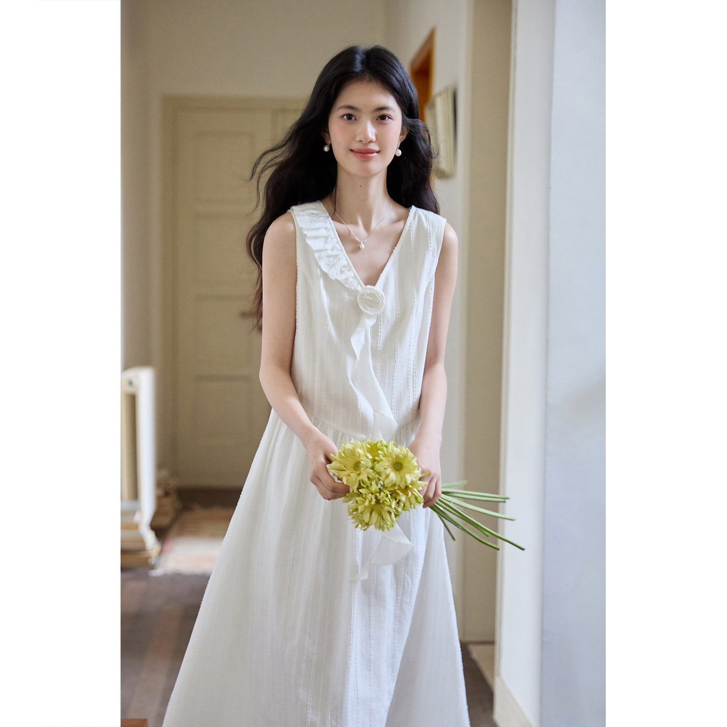弥古v领白色连衣裙女高级感提花刺绣背心裙2026夏季新款度假长裙