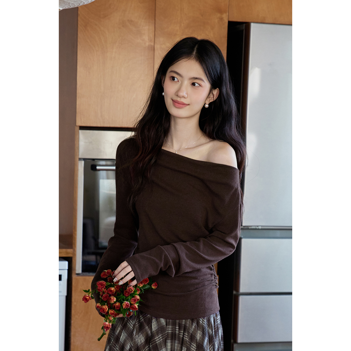弥古咖色一字肩斜肩长袖t恤女2025春秋美拉德打底不规则露肩上衣
