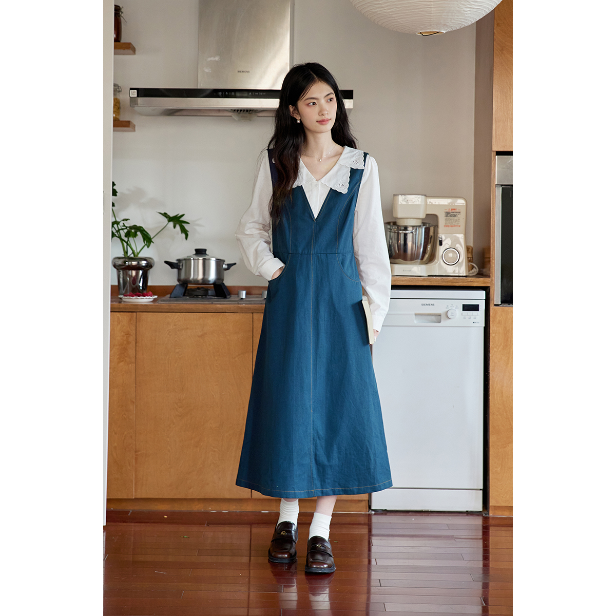 弥古蓝色背带裙女高级感无袖背心连衣裙2025新款秋冬内搭开叉长裙