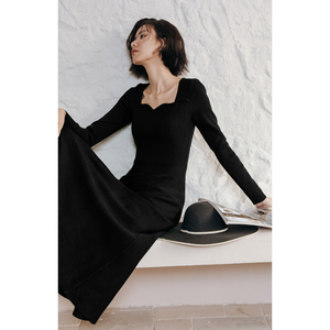 弥古黑色针织连衣裙女春季外穿长袖设计感法式方领长裙打底小黑裙