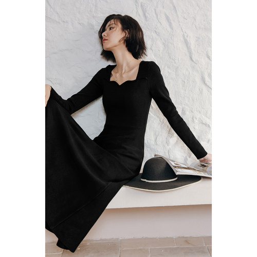 小方领长袖针织连衣裙