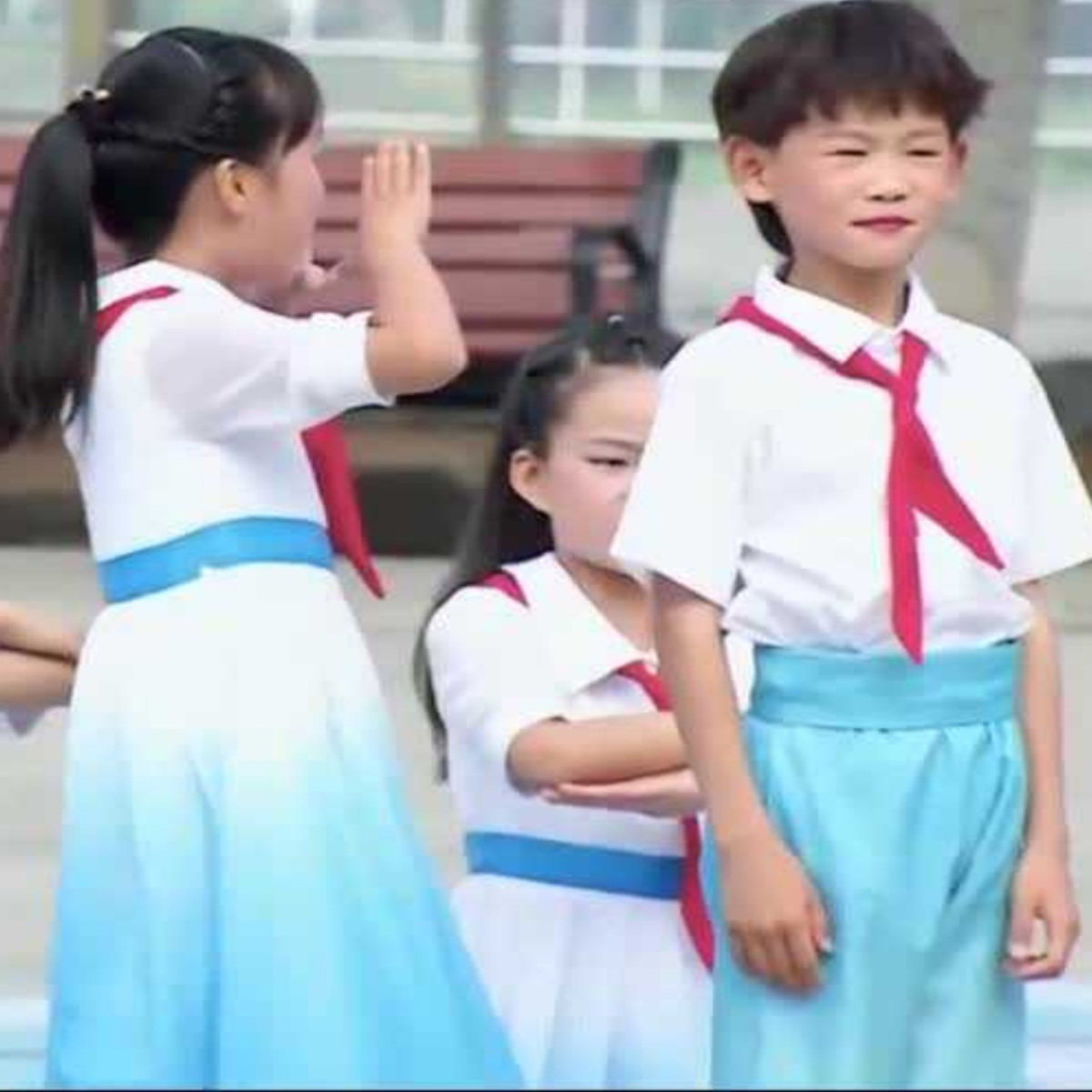 幼儿园红歌大合唱演出服