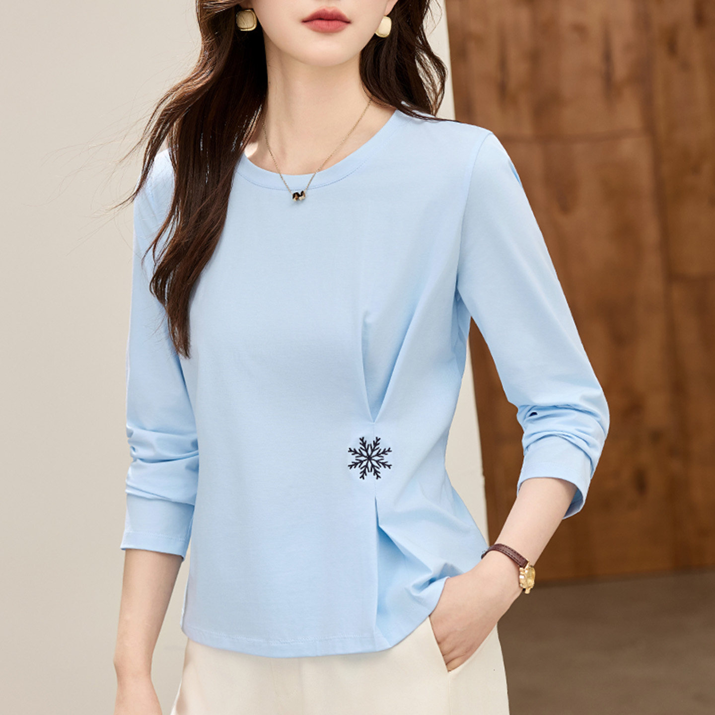气质长袖t恤女2026新款春季爆款正肩高端上衣修身短款蓝色打底衫