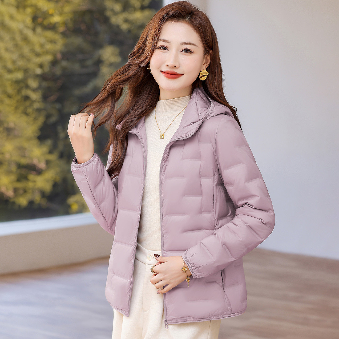 连帽轻薄羽绒服女款2025新款冬季白鸭绒内胆时尚洋气紫色保暖外套