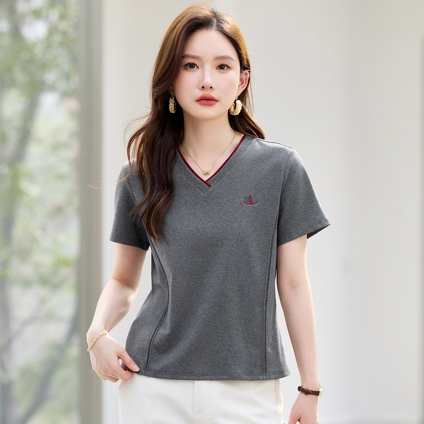 正肩v领短袖t恤女2026新款夏季爆款洋气高端女装修身上衣半袖体恤