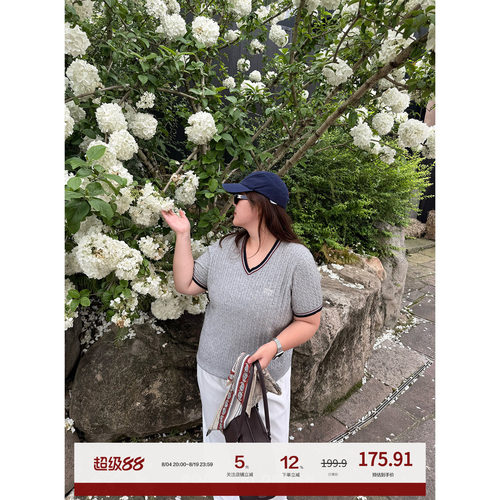 老章和小胖PONGKIKI大码女藤校风绞花V领针织短袖T胖mm夏质感上衣