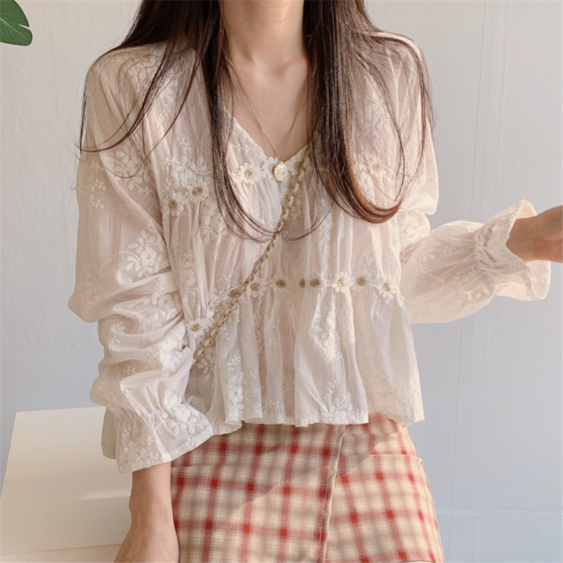 Autumn design niche Korean long sleeve sexy collar girl's feeling wear lace three dimensional Daisy