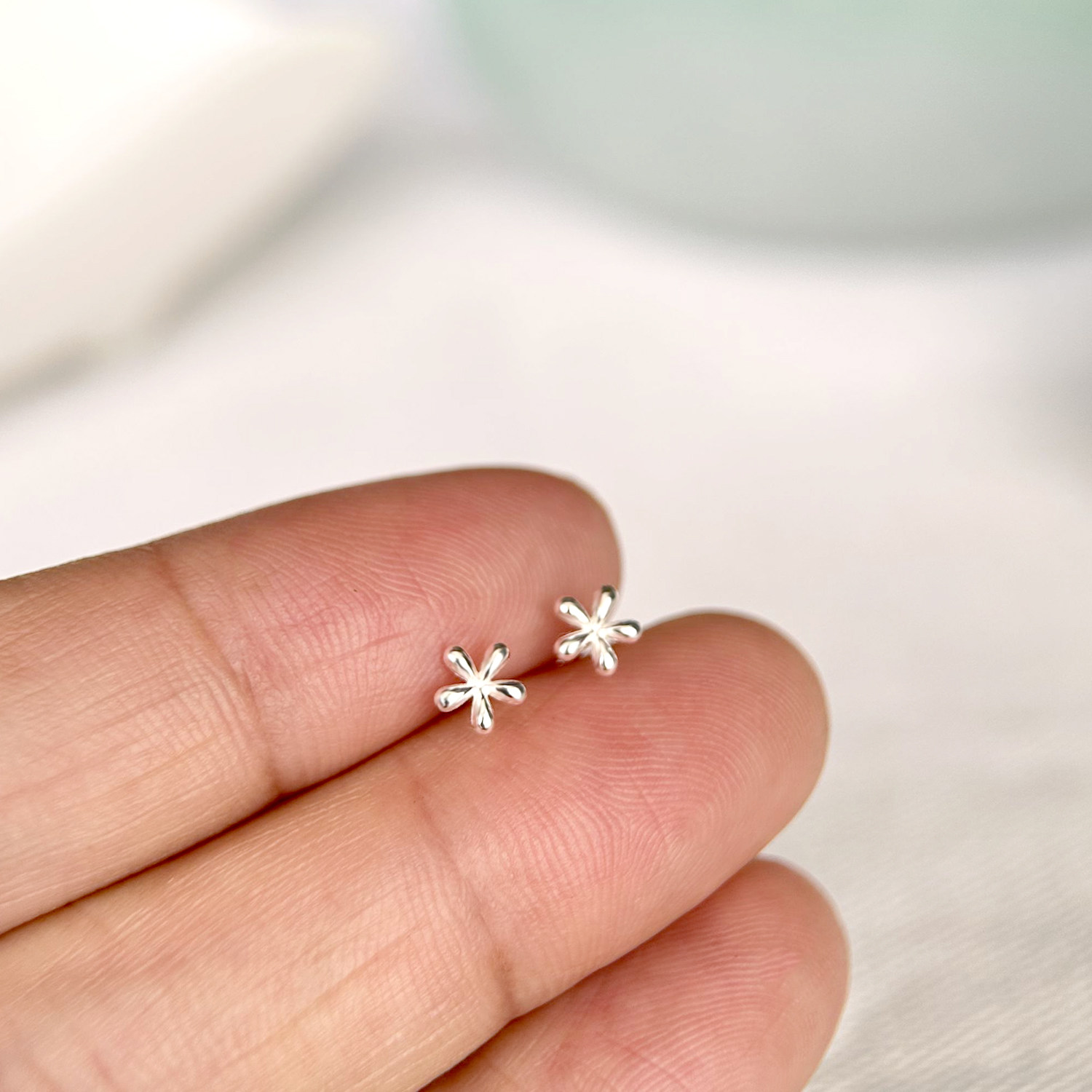999足银花朵耳钉小巧百搭养耳洞