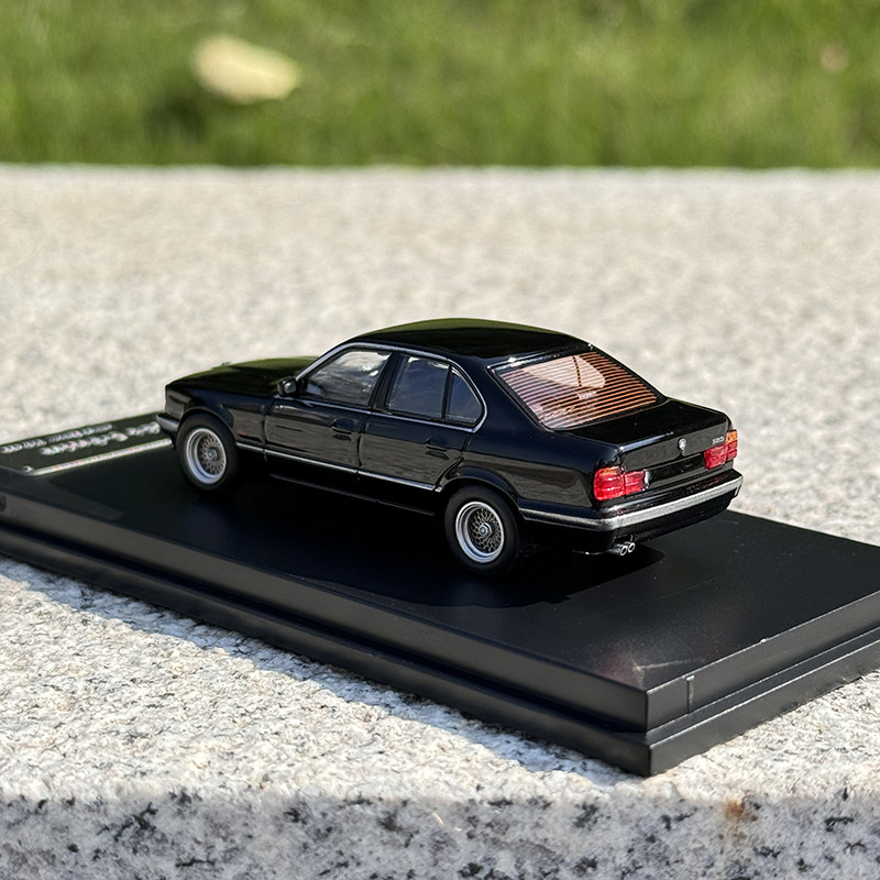 DCM 1:64 BMW E32 E34 세단 5 시리즈 4도어 파란색 흰색 검정색 합금 자동차 모델