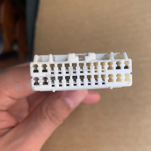 重汽豪沃T5G空调面板插头