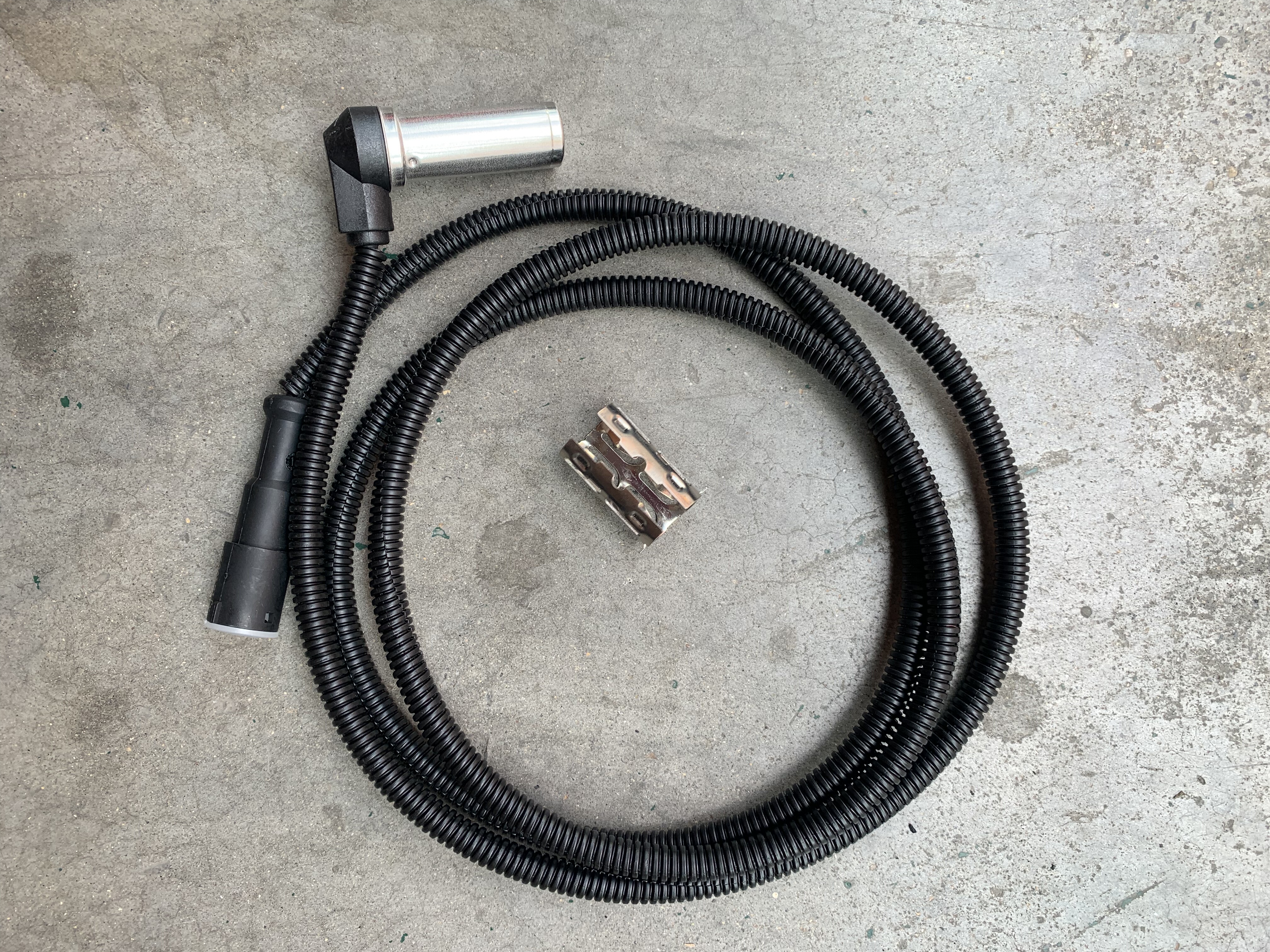 货车ABS传感器弯头1.5米适用德龙3000豪沃汕德卡解放J6悍将统帅车