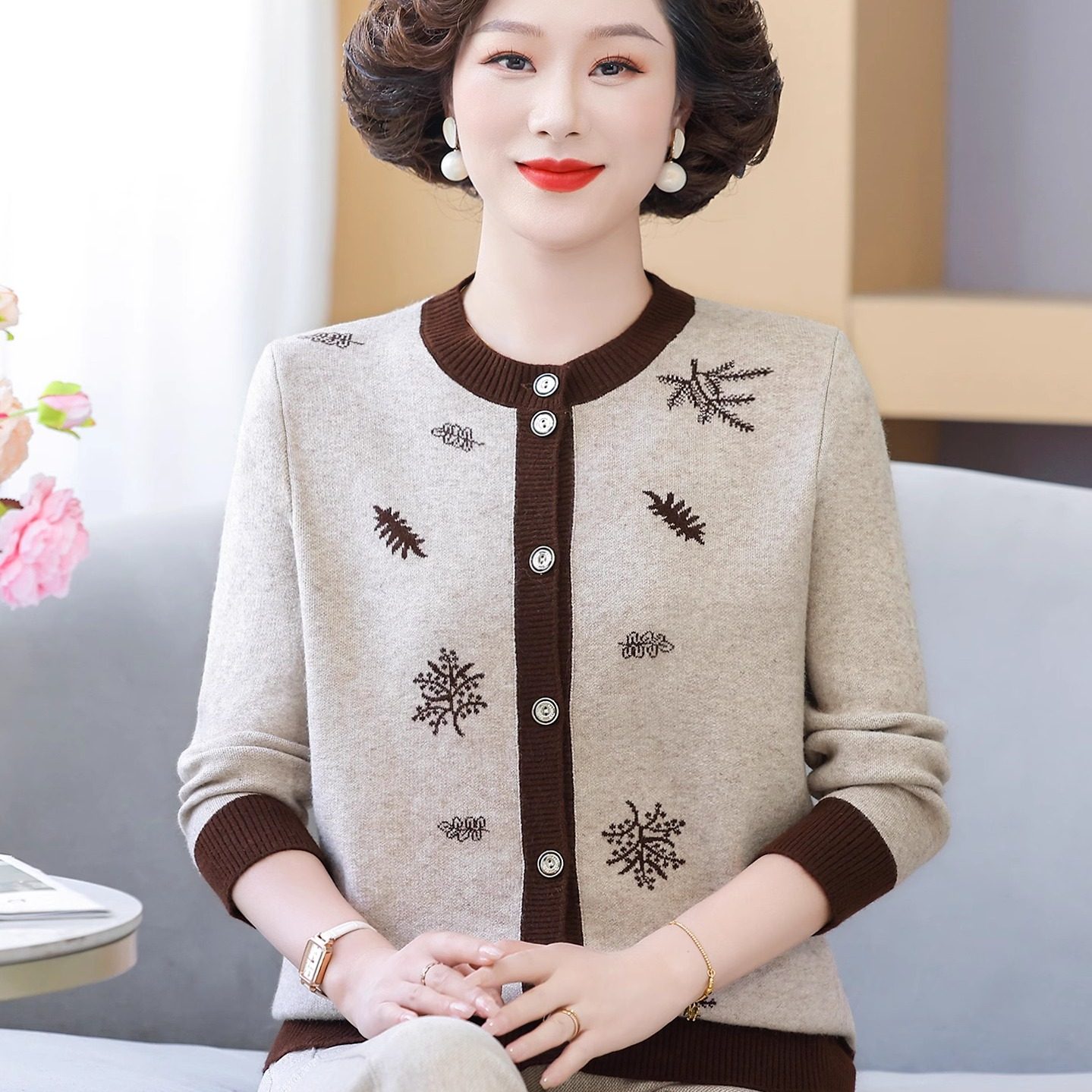 秋装中老年女装洋气纯色圆领长袖外套中老年人女针织圆领绣花开衫