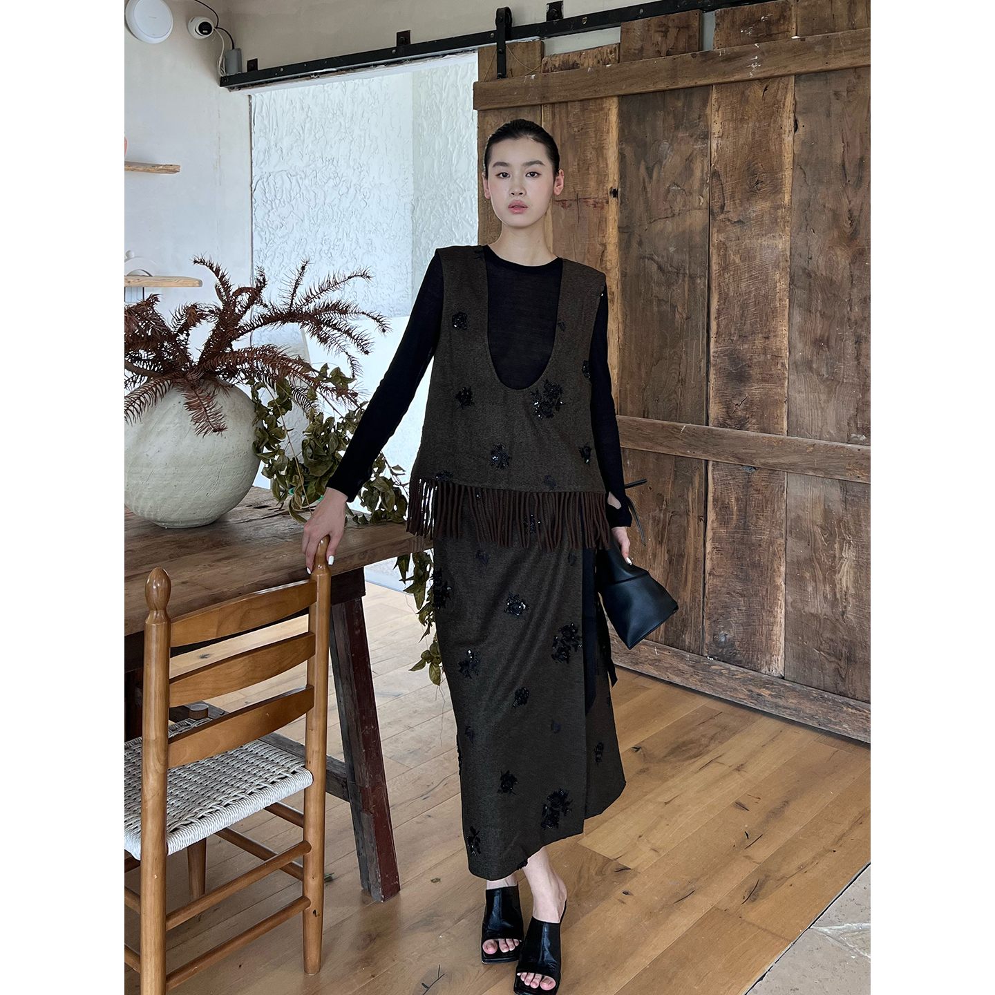 IISENSE秋冬琥珀刺绣包裹半裙女