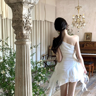 新款韩版气质小众设计感斜肩飘带雪纺修身显瘦短款连衣裙女装