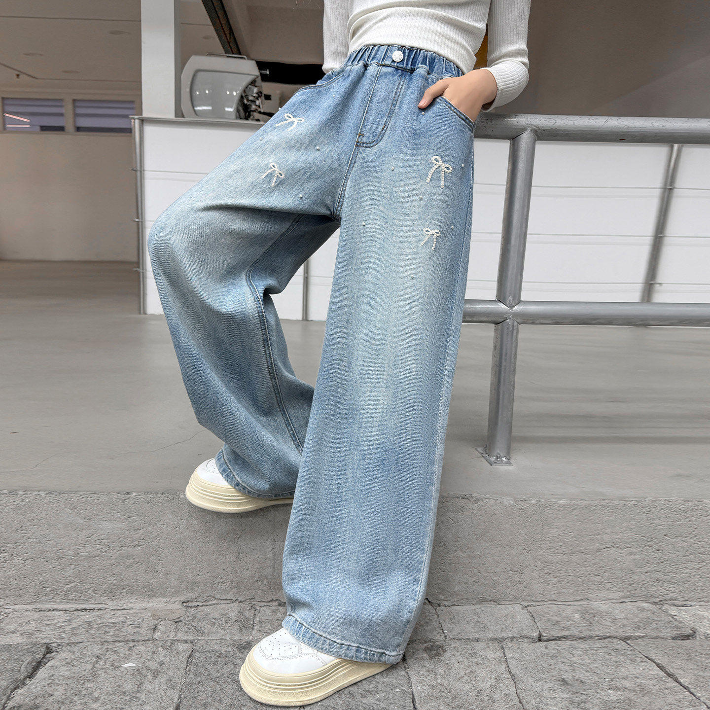 蝴蝶结女童阔腿初中生春季牛仔裤直筒儿童女孩新款浅色裤子加长早