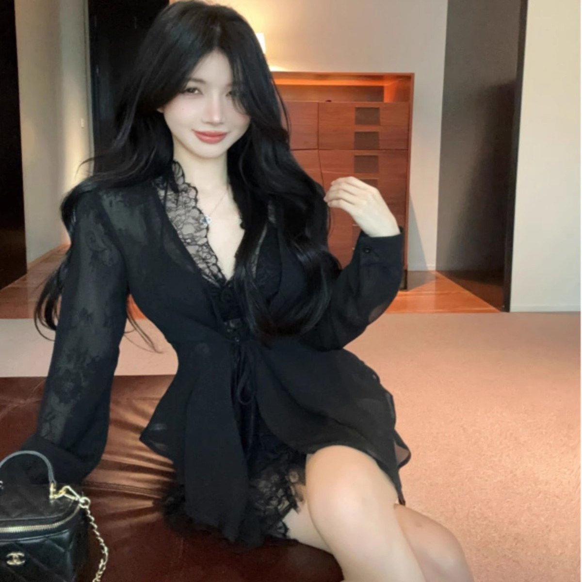 蕾丝拼接绑带v领长袖衬衫女夏季修身黑色收腰衬衣设计感纯欲上衣图片