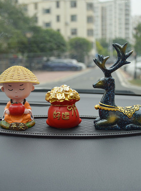 一路平安鹿汽车摆件车内饰品摇头和尚男士车载车上中控台装饰用品