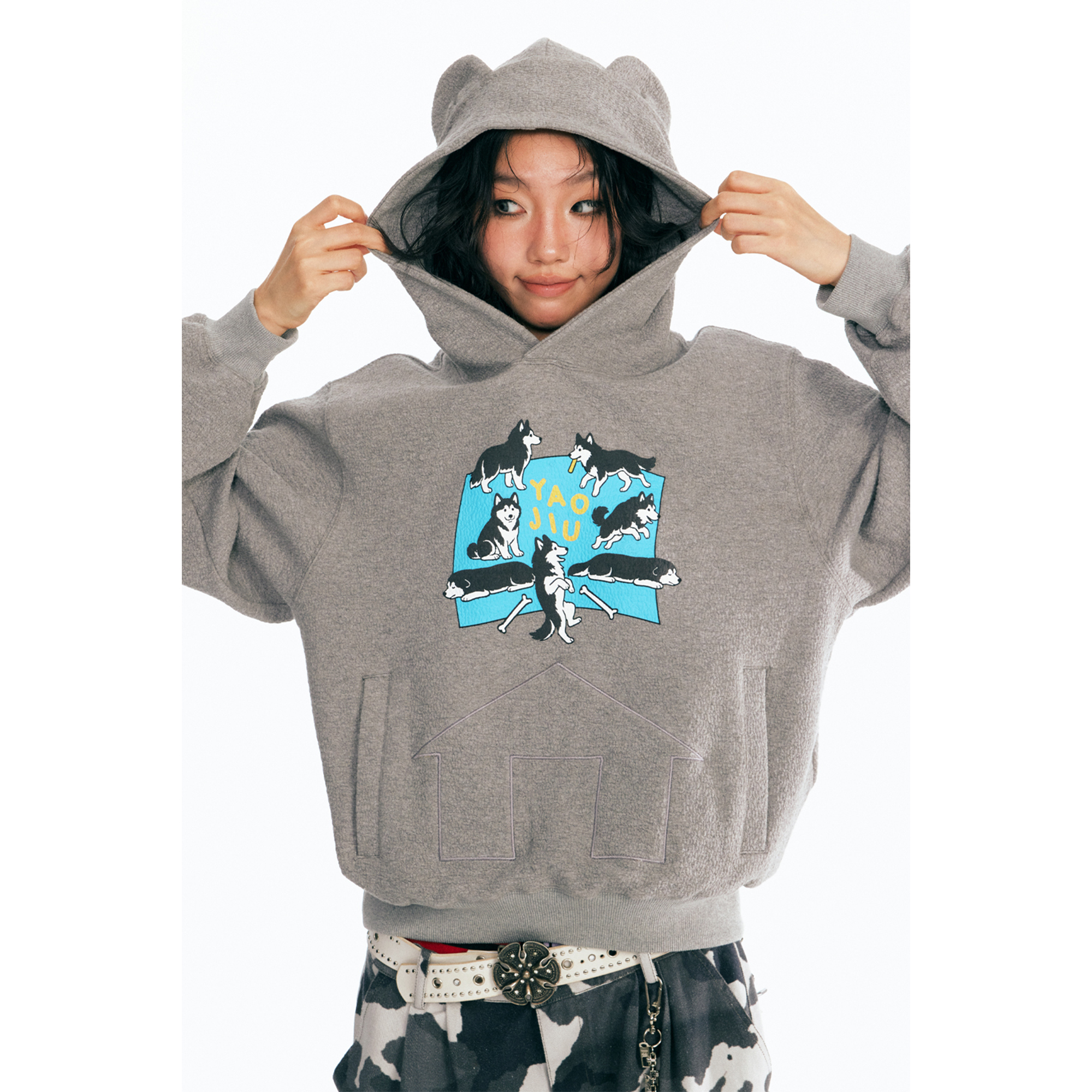 药九玖柒 “小狗乐园”肌理质感印花套头卫衣连帽帽衫/1997邮政局