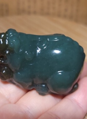 zg032504 新疆的猫69.8克油性极高脂粉浓郁且末青玉带糖貔貅把件