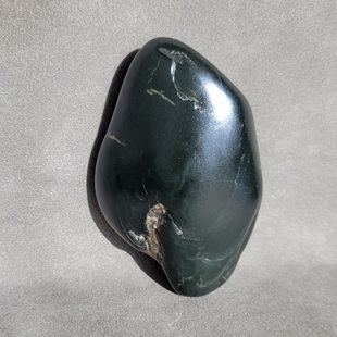 新疆的猫C121901 650克，高品老熟玉质顶细油润感拉满的黑青籽料