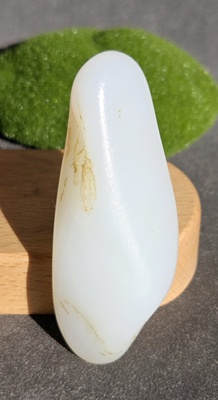 W011704新疆的猫48.29克无双胶腻油糯的梭牌型白玉小把件玩籽